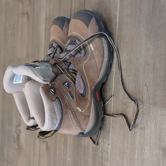 Salomon Gore-tex Hiking Boots - Picture 3 of 9
